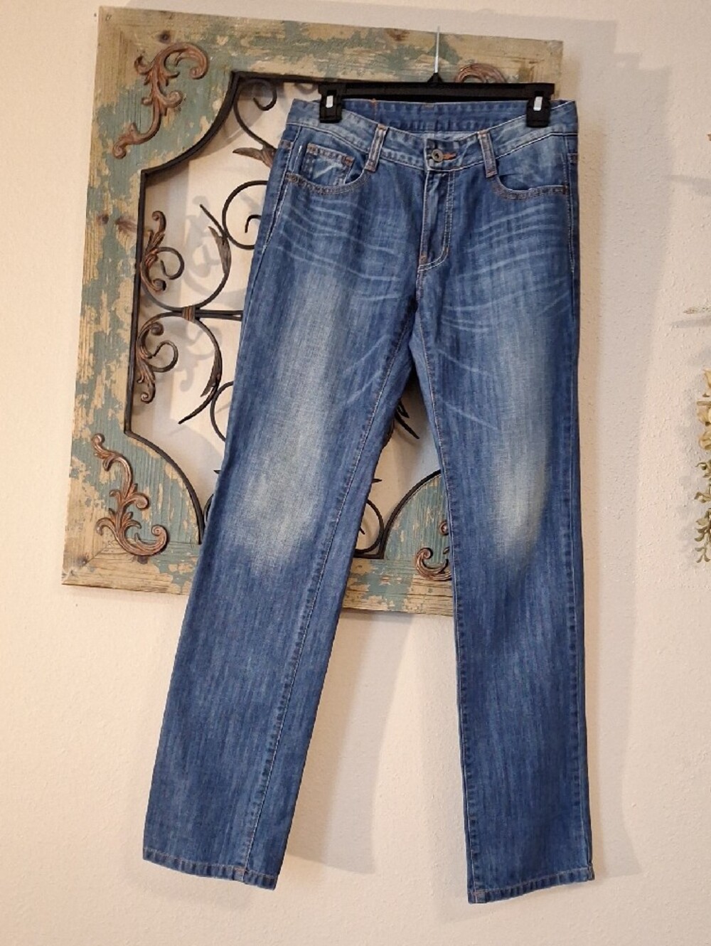 🔥🔥CLEARANCE🔥🔥 Women’s Straight-Leg Jeans in Faded Blue. Size 6